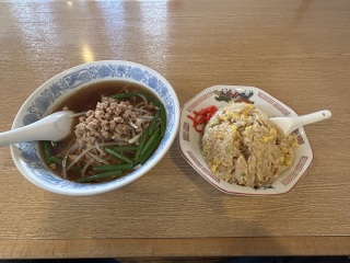 台湾ラーメンとニンニク炒飯。大満足!