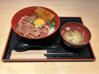 「越後牛と煮込み豆腐の牛丼」豆腐がいい味出してます♪