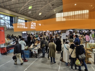 メイン会場は体育館。県内外から販売やワークショップで盛り上がります！