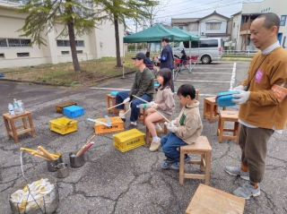 廃材を手にして演奏に興じる参加者。終わるころにはもっと大勢の参加者で賑わっていました！
