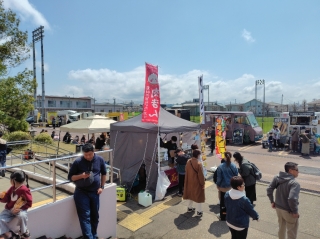 会場内ではキッチンカーが来場者のおなかを満たしていました。