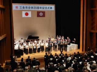 来場者とともに「三条市歌」を合唱