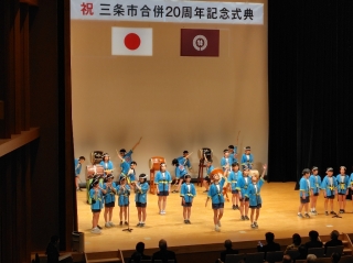 一ノ木戸小学校凧ばやしクラブの演奏