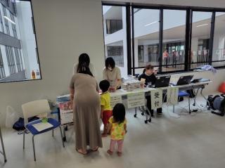 2階に受付。参加すると「ようかん」と「使い捨てトイレ」がもらえます。