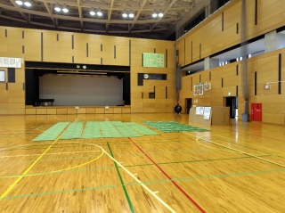 避難所になる体育館。館内は暑かった…。早めの空調設備の設営が望まれます。