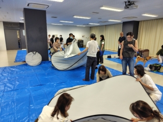 全員で避難スペースを設営。みんな真剣です！
