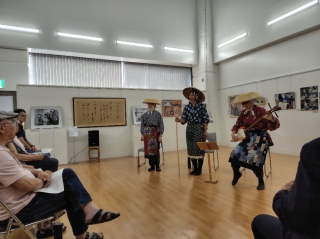 瞽女さんの旅姿で入場、演奏を始めます