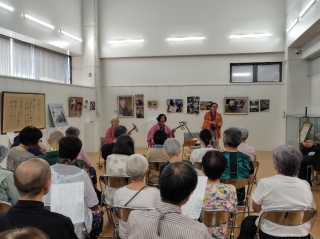 観客が静かに演奏に聞き入ります