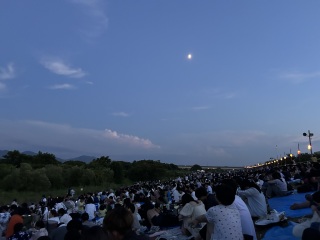 会場は集まった大勢の花火ファンで、溢れかえっていました。