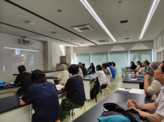 熱心に聞き入る参加者