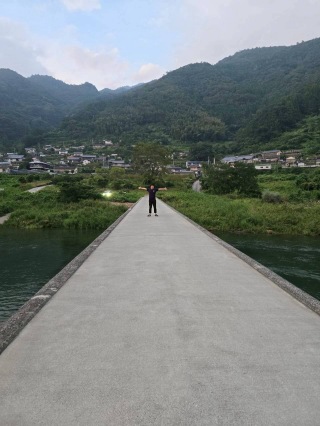 アサオが、浅尾沈下橋に立つ!!