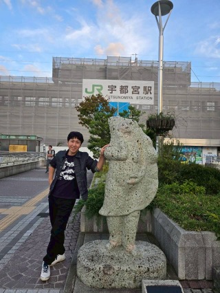 駅前には、餃子像が建っていました!