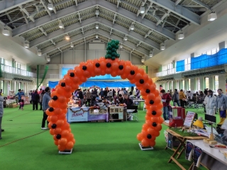 ハロウィン会場のスポーツセンターはやぶさ。バルーンアートが会場内を彩ります。