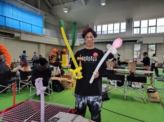 バルーンやけん玉でいろんなパフォーマンスを魅せるGATAKENさん。