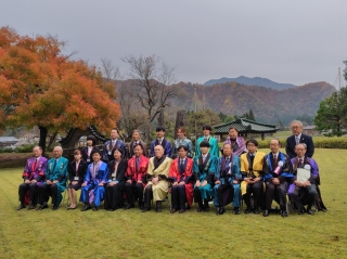 流觴曲水が終わって全員で記念撮影。衣装は、流觴曲水のために召した服です。