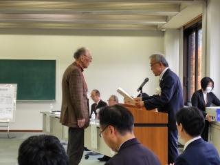 最優秀賞・諸橋轍次賞を受賞した岡嶋宣昭さん。漢詩を始めて10年という。