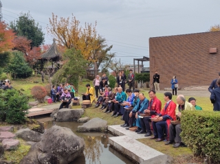 表彰式後、庭園にて行われた「流觴曲水」。雨が降る前に強硬開催しました。