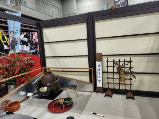 賑わいのなか、静寂な雰囲気の茶席が・・・茶席は簡単に組み立てられます（加茂市のイシモク提供）。