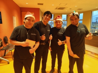 コンサート後、ロビーで撮影(左からマイケル、ダビッド、フランク、トーマス）