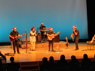 ゲストボーカルの千央さんを迎えて(2部はサンタさんバージョン）