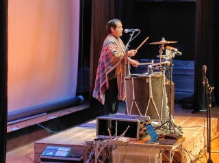 ステージサイド②後ろはマイケルがパーカッションで見守る