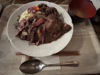 「越後牛と新潟県産豚のビストロ丼」野菜が美味しくて、こだわりを感じます♪
