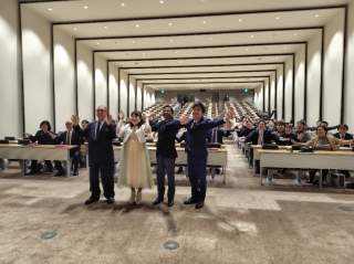 セレモニー終了後、会場内全員で記念撮影！