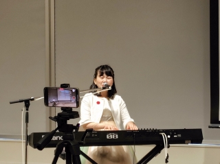 熱唱する佐藤ひらりさん