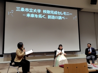 校歌制作秘話対談（右：アハメドシャハリアル学長　中：佐藤ひらりさん）