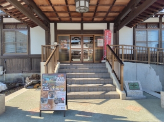 三条市歴史民俗産業資料館入口　春の陽光を感じさせます。