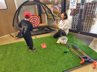 指導する下村プロ　男の子もはまってきました！