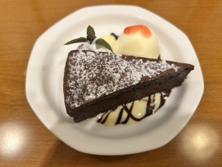 ケーキも数種類あって、どれも美味しそうでした♪